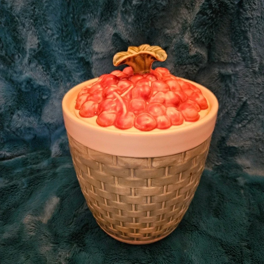 Vintage‎ Pfaltzgraff Jamberry Canister – Third Size – Ceramic Basket Weave Berry